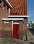 Ook de zijdeur is rood geschilderd.
<br/>
Richard Keijzer, 2015-04-20